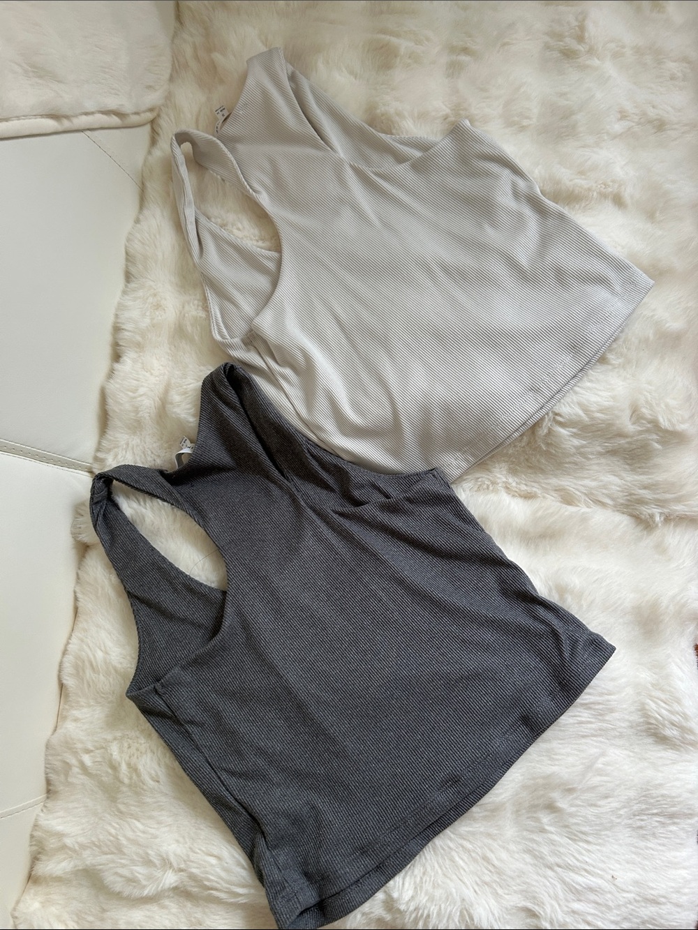 Ribbed cropped tank tops - Picture 2 of 2